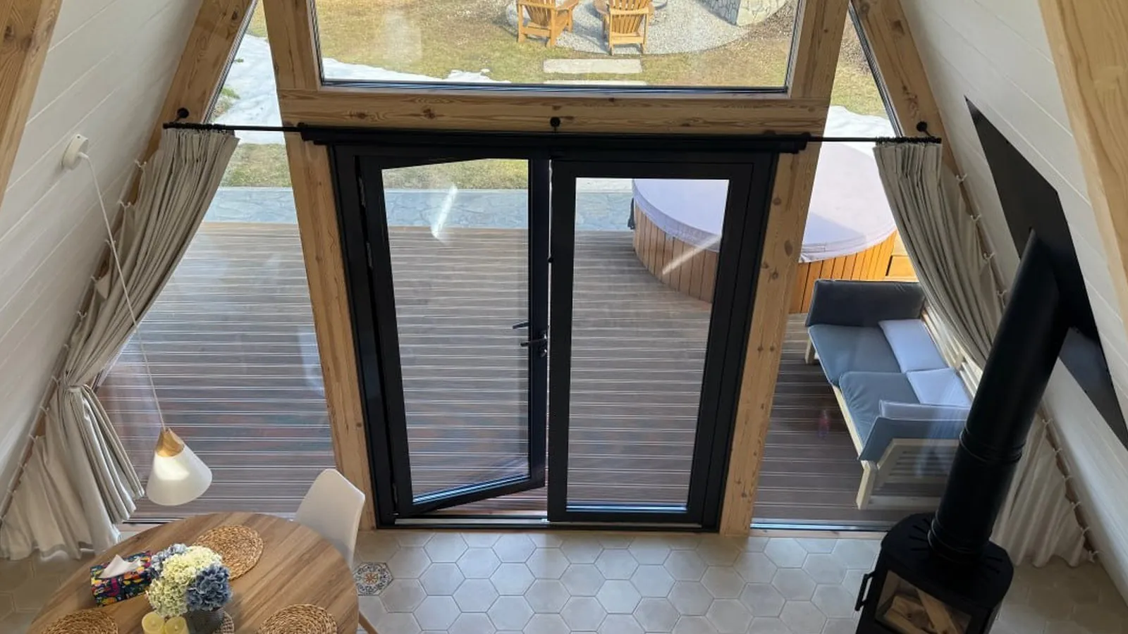 A-frame дом у реки в сосновом лесу