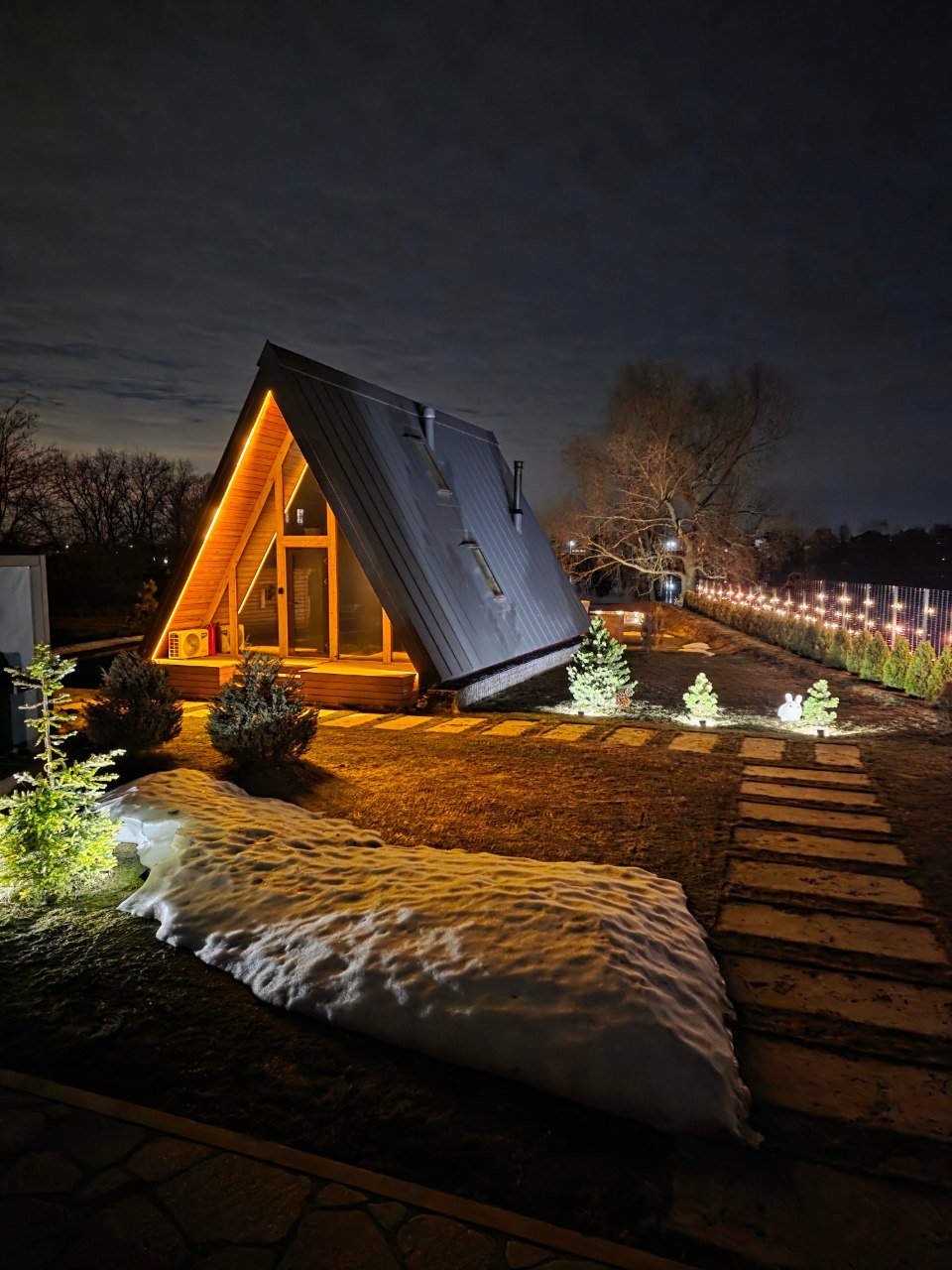 A-frame ночью с подсветкой крыши и тропинкой
