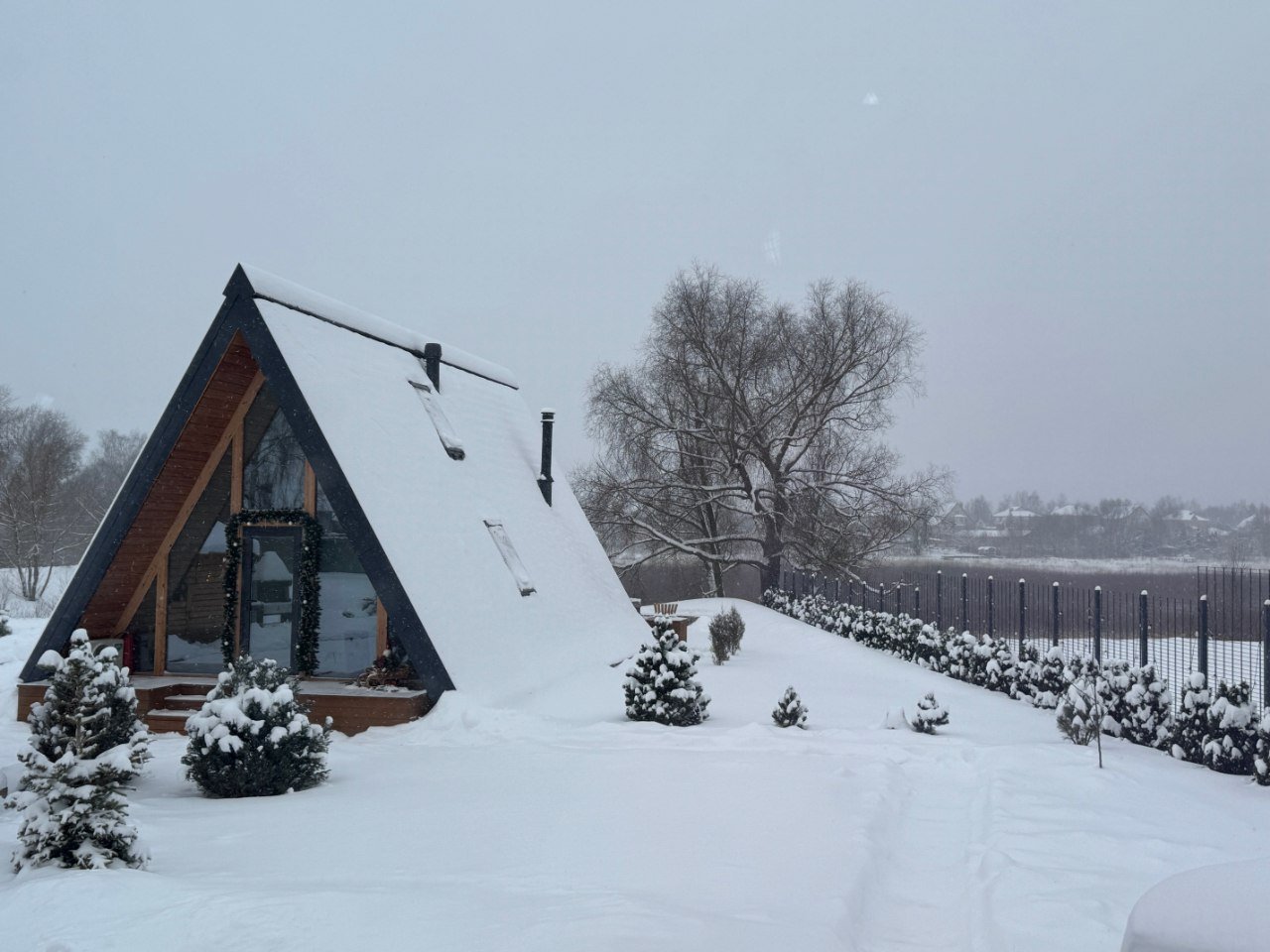 A-frame в снегу, дерево, озеро