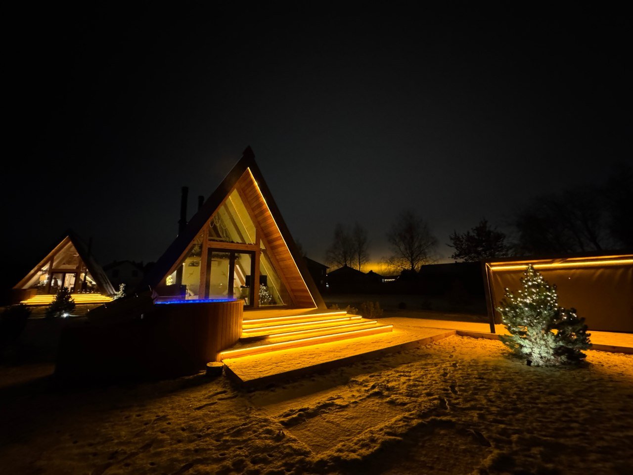 Два A-frame ночью с золотой подсветкой и купелью