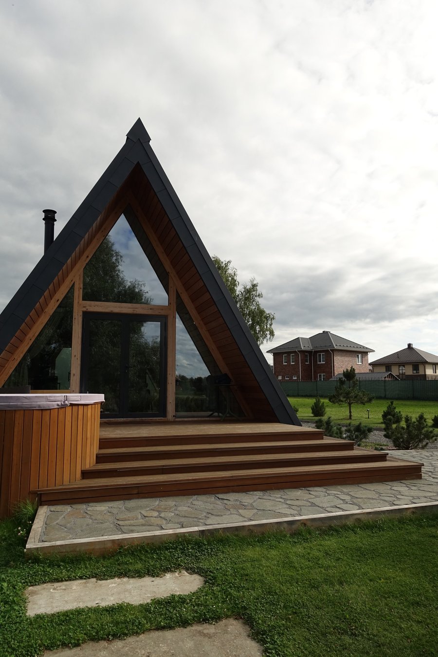 Фото из отзыва Зениной на Яндекс Картах — A-frame дом снаружи с лестницей и купелью