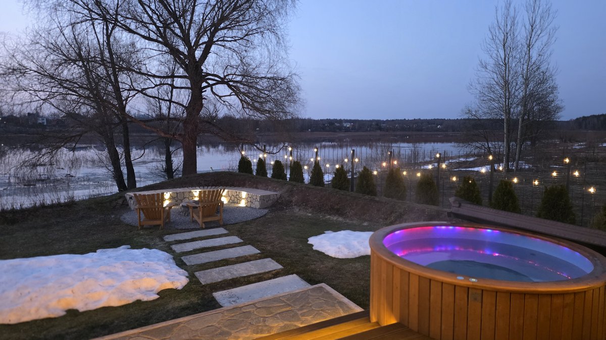 Купель GOOD LINE SPA с электроподогревом и цветной подсветкой на террасе A-frame дома у реки